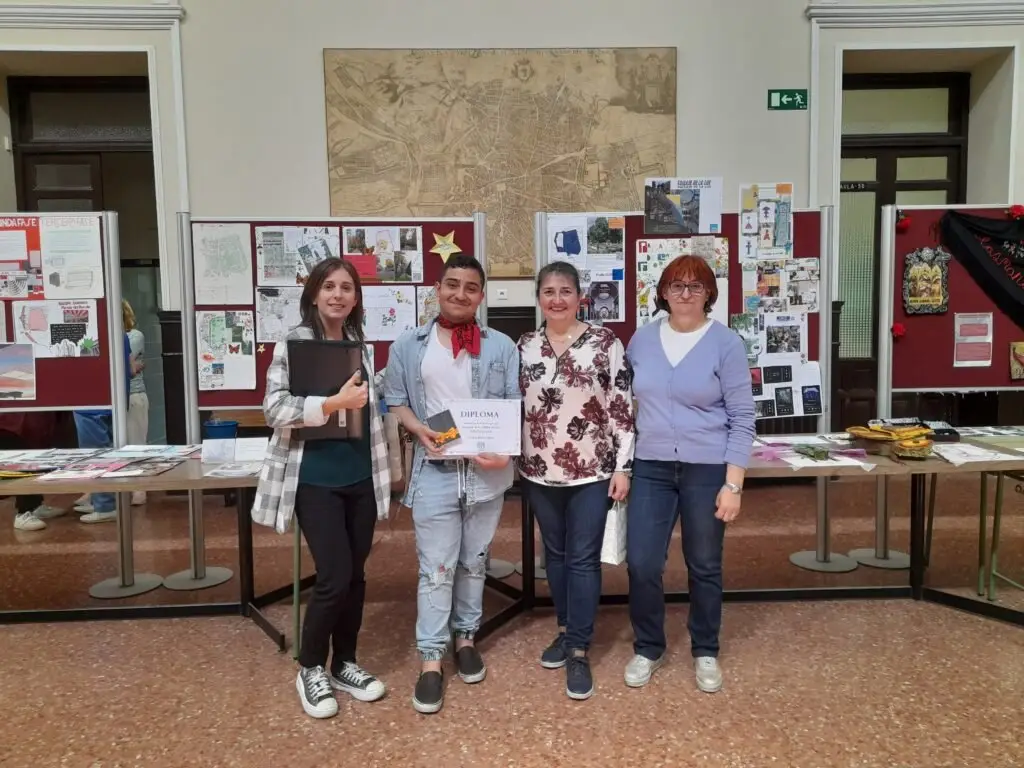 Entrega de premio concurso de logotipo de la AMPA