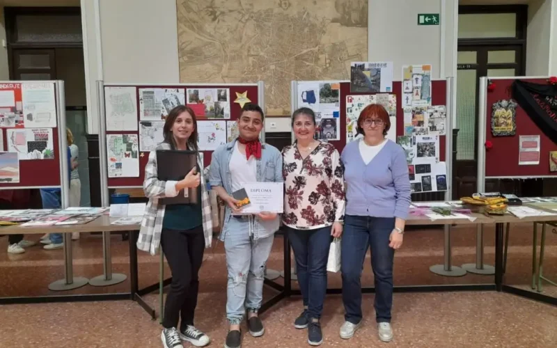 Entrega de premio concurso de logotipo de la AMPA